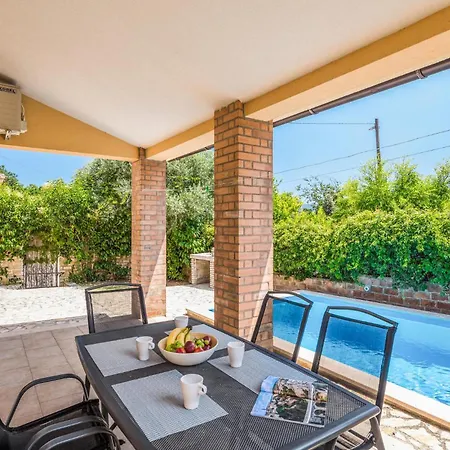 2 Bedroom Stunning In Holiday home Liznjan