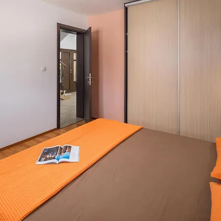2 Bedroom Stunning In Holiday home Liznjan