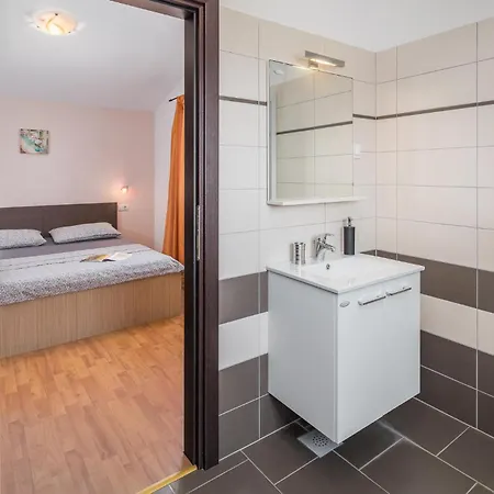 Holiday home 2 Bedroom Stunning In Liznjan