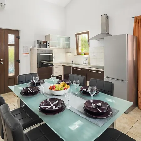 2 Bedroom Stunning In *