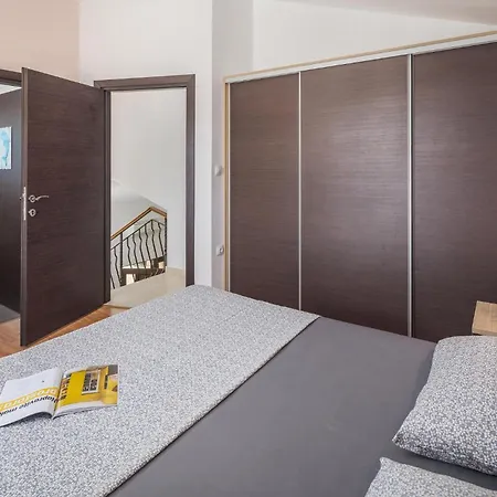2 Bedroom Stunning In Holiday home Liznjan