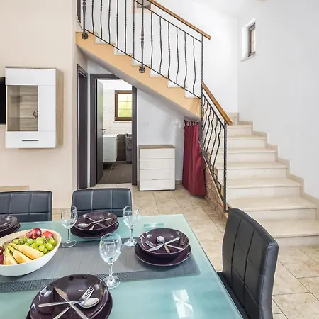 Holiday home 2 Bedroom Stunning In Liznjan