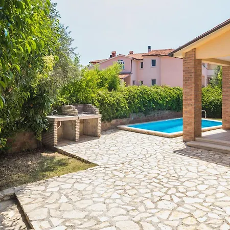2 Bedroom Stunning In Holiday home Liznjan